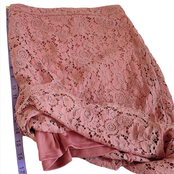 ❤️🔥3/$22❤️🔥 Dusty pink lace skirt with lining - Picture 10 of 13